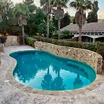 Villa Prestige - Steps From The Sea Shared Pool