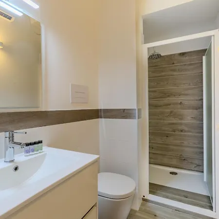 Prestige - Steps From The Sea Shared Pool 빌라